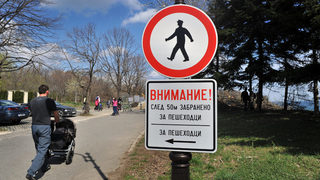Докато води "битка" с колите в Морската градина, кметът на Варна е издал 546 пропуска за шофиране по алеите