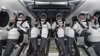 "Спейс Екс" върна на Земята четирима астронавти