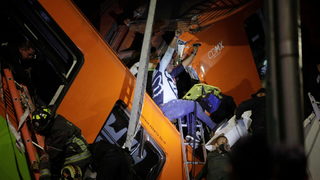 Надлез рухна под метрото в Мексико сити, има загинали