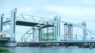 В <span class="highlight">Ротердам</span> кораби успяха да транспортират 200-метров мост
