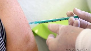 Как се ваксинира в България и Германия - две лекарки разказват