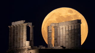 Снимка на деня: Цветна Суперлуна над древногръцки храм
