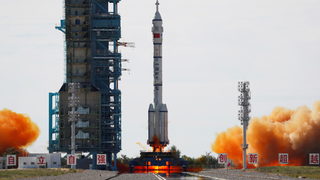 Китай за пръв път изпрати астронавти в новата си космическа <span class="highlight">станция</span>