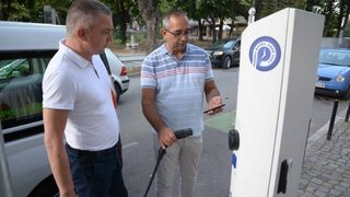 "Сложи" ток във Варна и Бургас: как се развива мрежата от зарядни станции за електромобили