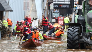 В Нидерландия се скъса дига, стотици бягат от наводнение
