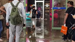 Снимка на деня: Дъждът наводни метростанция "Западен парк"