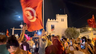 Без кабинет, парламент и депутатски имунитети - решение на президента вкара <span class="highlight">Тунис</span> в криза