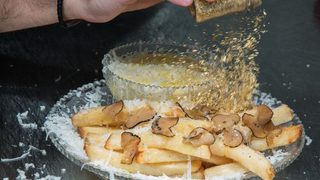 Фотогалерия: Как се правят най-скъпите пържени картофи в света