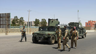 Третият по големина град в Афганистан бе завладян от талибаните, <span class="highlight">Кандахар</span> е "на ръба"