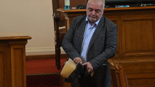 Снимка на деня: Когато цървулите се превръщат в ботуши