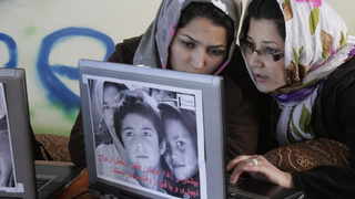 Паникьосаните афганистанци трият дигиталния си живот