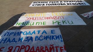 Снимка на деня: рибари, природозащитници и депутати на протест срещу водни централи в защитени зони