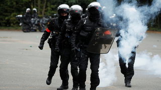 Фотогалерия: Как тренират френските полицаи за борба с масовите безредици