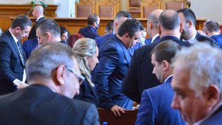 Бюджетът и три закона срещу Гешев закриват парламента