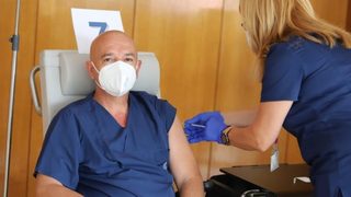 Коронавирусът в България: Мутафчийски и 11 медици от ВМА си сложиха трета доза