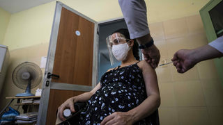 Коронавирусът по света: Бременните предават антитела на децата си