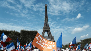 Коронавирусът по света: Франция въведе "здравния пропуск" и за тийнейджъри