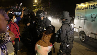 Еквадор търси отговори след убийството на 118 затворници при сблъсък на престъпни банди