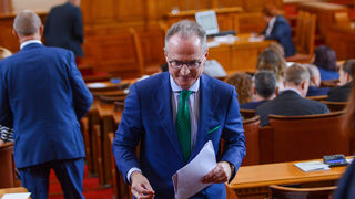 Отпуск или оставка: какво да правят кандидат-президентите