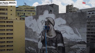 Художник използва пепел от амазонските пожари за огромна рисунка върху сграда