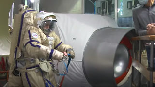 Руски космонавт тренира със 100 кг скафандър ходене по Луната