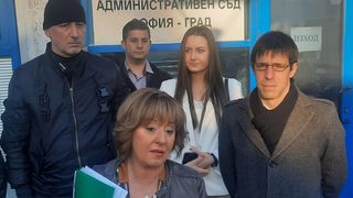Манолова внесе жалба с 56 подписа срещу заповедта за "зеления сертификат"