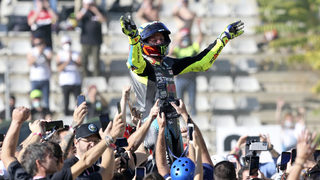 Снимка на деня: Емоционалното сбогуване на Валентино Роси с <span class="highlight">MotoGP</span>