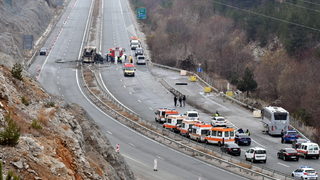Шофьорът на автобуса е попаднал в един от пътните капани на българските магистрали (видео)