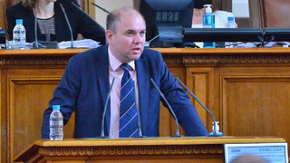 До края на деня ще стане известно дали Борислав Сандов ще е номинацията за министър на екологията