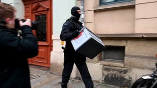 Обиски в Дрезден в <span class="highlight">разследване</span> на заговор на антиваксъри да убият премиера на Саксония