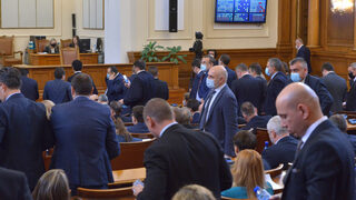 Парламентът устоя на опита на ГЕРБ, ДПС и "Възраждане" да дискредитират машинното гласуване