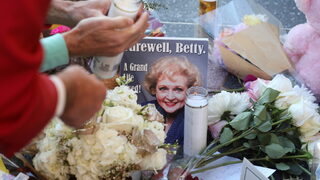 На 99 г. почина Бети Уайт