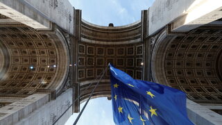 Флаг на ЕС на Триумфалната арка раздразни националистите