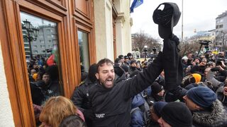 Протестът на "Възраждане": опит за нахлуване в парламента винаги работи
