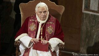 Смазващи разкрития за сексуални издевателства: какво е знаел германският папа