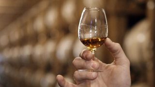 Шотландия въвежда минимални цени за алкохола, за да спре смъртоносна вълна