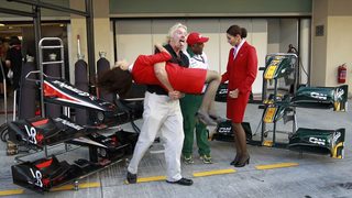 Ричард Брансън ще стане стюардеса след загубен бас за F1