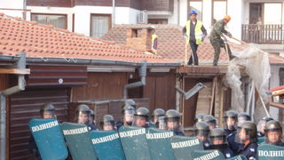 Събарянето на незаконните пристройки в Несебър ще продължи, протестите - също