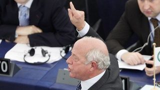 Евродепутат, обидил свои колега с "фашист", беше изгонен от заседание