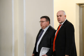Цацаров залага на Гешев, управляващите бързат