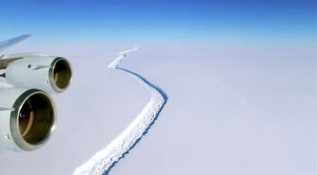 Разтопил се огромен айсберг е налял 1 трлн. тона вода в океана