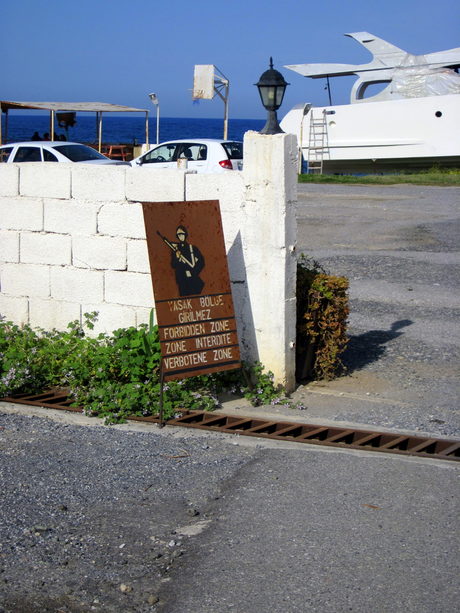 Табела пред жилища на турски войници - в цялата северна част на острова могат да се видят такива.