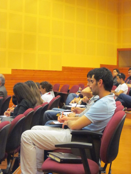 Севернокипърските студенти прилежно си водят записки дори на лекцията, водена от чужди журналисти.