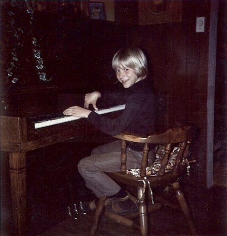 Кърт Кобейн като дете свири на пиано в дома на родителите си в Абърдийн