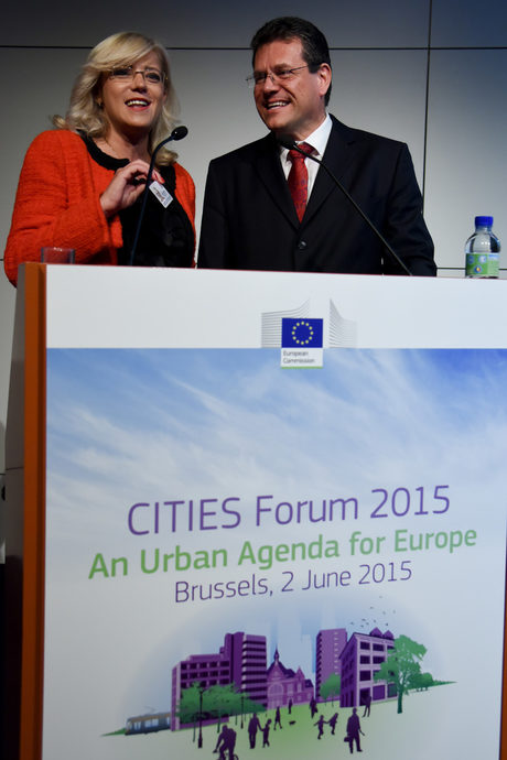 Комисар Корина Крецу и зам.-председателя на Европейската комисия (ЕК) Марош Шефчович по време на откриването на конференцията CITIES 2015.