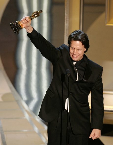 Гавин Худ получава "Оскар" за най-добър чуждоезичен филм. Той взе статуетката на церемонията през 2006 г. за филма си "Цоци".