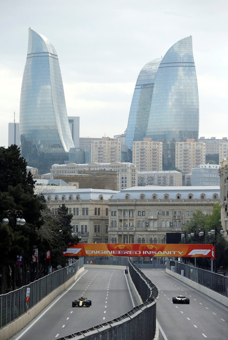 Ефектен кадър от пистата, който гледа към Огнените кули на Баку.
