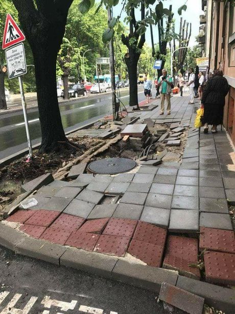 Току-що завършеният нов тротоар по бул. "Цар Освободител" след проливния дъжд от вторник.Снимката е публикувана с публичен достъп във Фейсбуг групата "Варна"