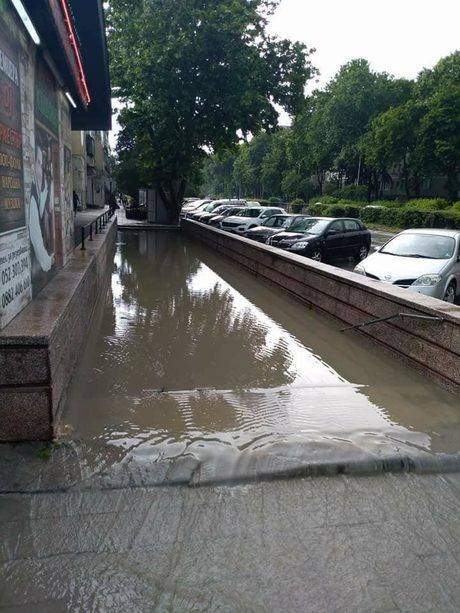 Един от многото наводнени подлези във ВарнаСнимката е публикувана с публичен достъп във Фейсбуг групата "Варна"