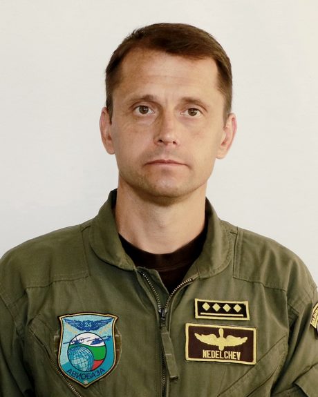 Вторият пилот капитан Стоян Неделчев.